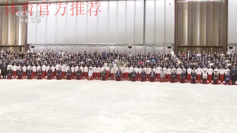 习近平接见全国群众体育先进单位、先进个人代表和全国体育系统先进集体、先